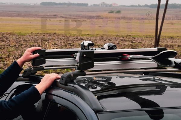 Dörtlü Kayak ve Snowboard Taşıyıcı Siyah